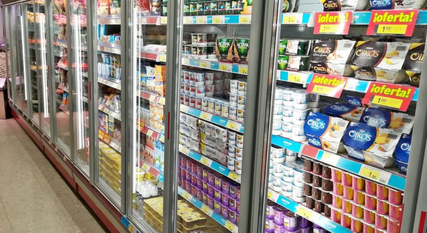Puertas de vidrio para refrigerar los lácteos en supermercados